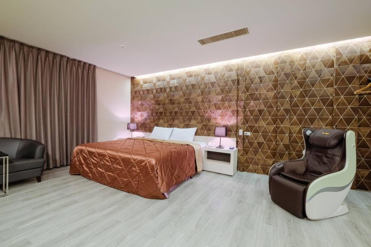 Foxdou Business Motel Tainan Buitenkant foto